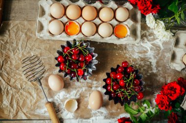 eller üzerinde ahşap bir masa tanımlama bilgisinden çiğ hamur kesti. Bakin sağlıklı
