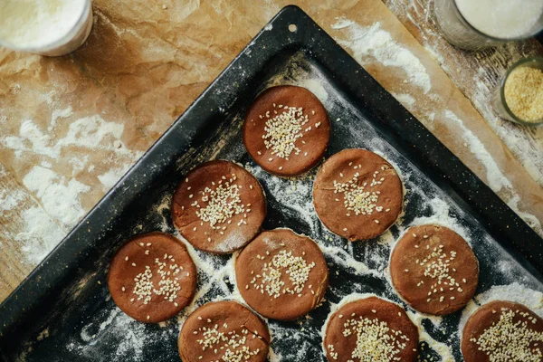 eller üzerinde ahşap bir masa tanımlama bilgisinden çiğ hamur kesti. Bakin sağlıklı