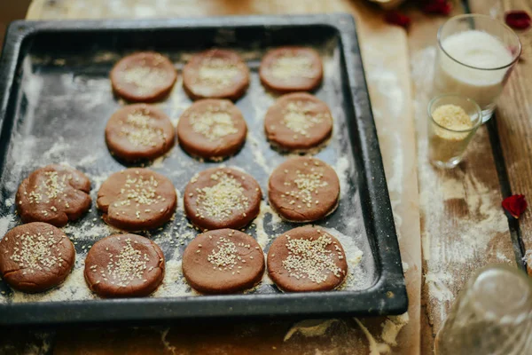 eller üzerinde ahşap bir masa tanımlama bilgisinden çiğ hamur kesti. Bakin sağlıklı