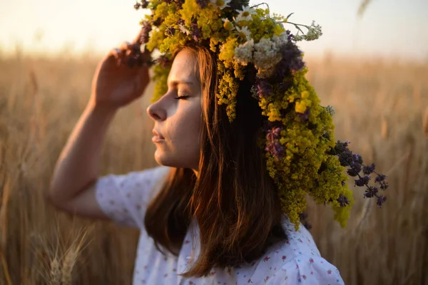 Güneşli çayırda çiçek çelenk güzel kız. Bağlantı noktası — Stok fotoğraf