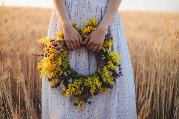 Vacker flicka i krans av blommor på ängen på solig dag. Hamn — Stockfoto