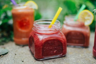 Beyaz masaya çeşitli meyve shakes. Güler yüzlü kavramı. Selectio