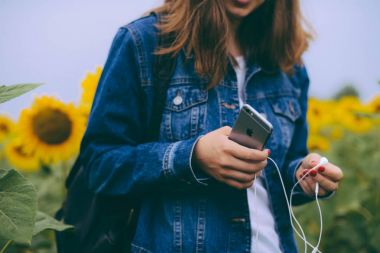 Ukrayna, Kiev - 28 Temmuz 2017:hipster kadın holding akıllı telefon
