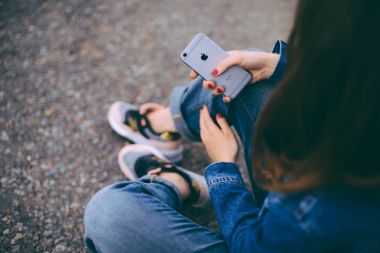 Ukrayna, Kiev - 28 Temmuz 2017:hipster kadın holding akıllı telefon