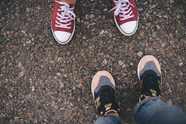 Moda hipster mujer cool con zapatillas de deporte de color rosa. Primer plano verano b —  Fotos de Stock