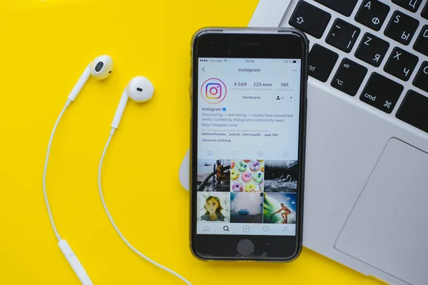 ยูเครน คีฟ 28 กรกฎาคม ค.ศ. 2017: Apple iPhone พร้อมแอพพลิเคชั่น Instagram รูปภาพสต็อก