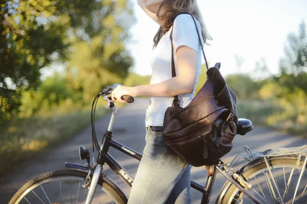 Yeşil park pembe bisiklet sürme güzel ve genç birbayan. Kız