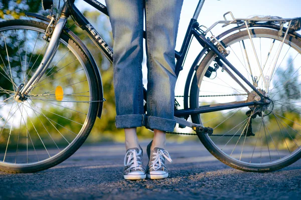 Mulher bonita andando de bicicleta rosa no parque verde. Pernas de — Fotografia de Stock