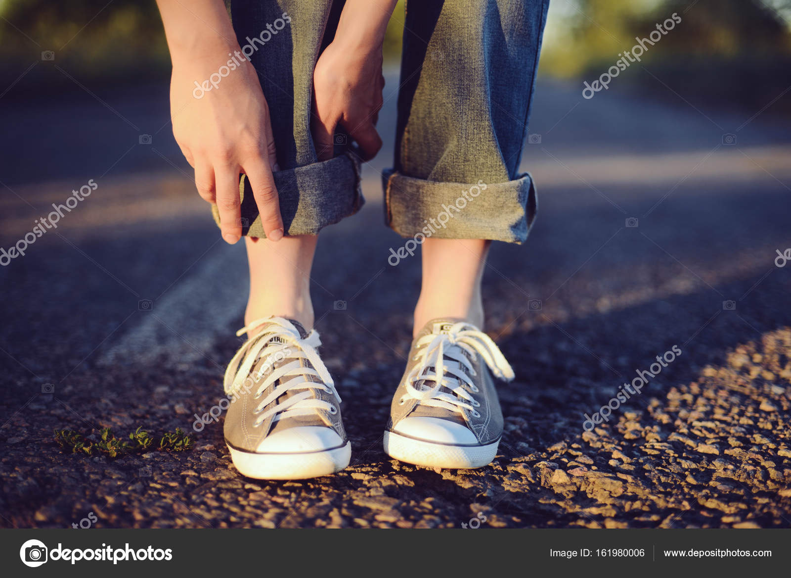 girl in converse shoes