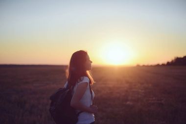 Bir çayır bir güneş on mutlu ve zevk genç kadın portresi