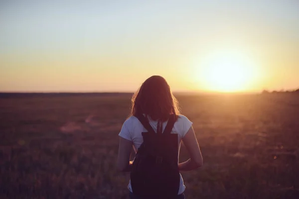 Ritratto di giovane donna felice e godente su un prato su un sole — Foto Stock