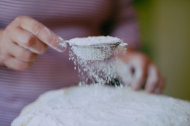 Hamur yoğurma baker görünümünü kapatın. Ev yapımı ekmek. Eller öncesi