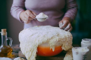 Hamur yoğurma baker görünümünü kapatın. Ev yapımı ekmek. Eller öncesi
