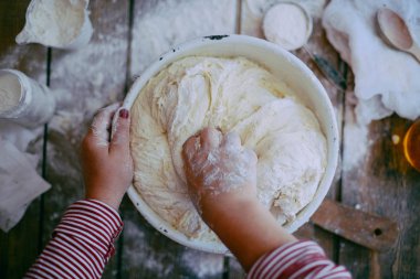 Hamur yoğurma baker görünümünü kapatın. Ev yapımı ekmek. Eller öncesi
