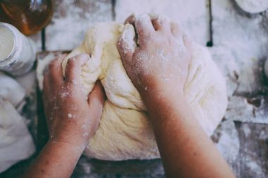 Hamur yoğurma baker görünümünü kapatın. Ev yapımı ekmek. Eller öncesi