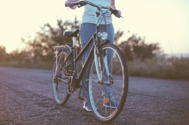 Açık yolda binmek üzerinde güzel bir kız. Sağlık bir