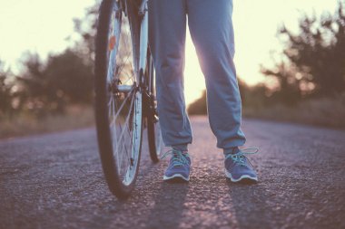 Açık yolda binmek üzerinde güzel bir kız. Sağlık bir