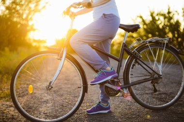 Açık yolda binmek üzerinde güzel bir kız. Sağlık bir