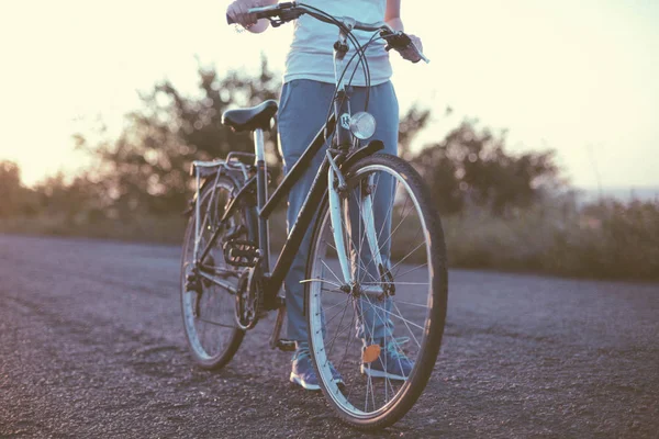 Açık yolda binmek üzerinde güzel bir kız. Sağlık bir