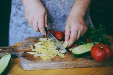 Ham pizza hamuru ile sos ve malzemeler ahşap masa üzerinde. Nitelikleri