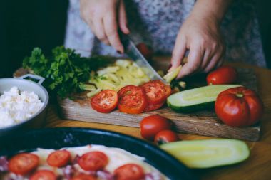 Ham pizza hamuru ile sos ve malzemeler ahşap masa üzerinde. Nitelikleri
