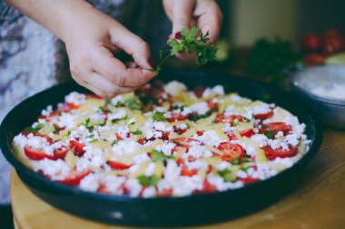 Ham pizza hamuru ile sos ve malzemeler ahşap masa üzerinde. Nitelikleri