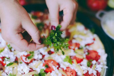 Ham pizza hamuru ile sos ve malzemeler ahşap masa üzerinde. Nitelikleri
