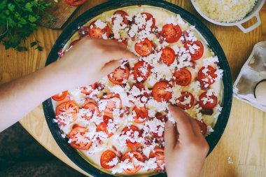 Ham pizza hamuru ile sos ve malzemeler ahşap masa üzerinde. Nitelikleri