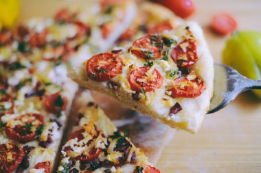  Mutfak eşyaları ve kayrak tabakta sebze Margherita pizza. Domates ve fesleğen tablo portre üzerinde taze pizza. 