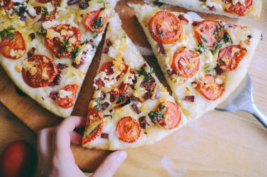  Mutfak eşyaları ve kayrak tabakta sebze Margherita pizza. Domates ve fesleğen tablo portre üzerinde taze pizza. 