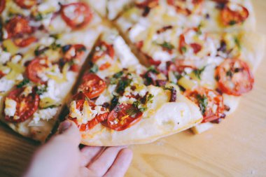  Mutfak eşyaları ve kayrak tabakta sebze Margherita pizza. Domates ve fesleğen tablo portre üzerinde taze pizza. 