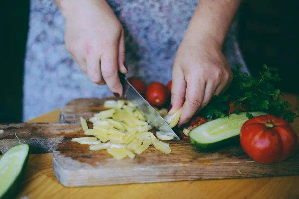 Ham pizza hamuru ile sos ve malzemeler ahşap masa üzerinde. Nitelikleri