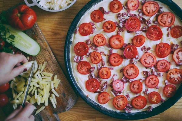 Pizza Margherita avec ustensiles et légumes sur plaque d'ardoise. Pizza fraîche aux tomates et basilic sur table . — Photo