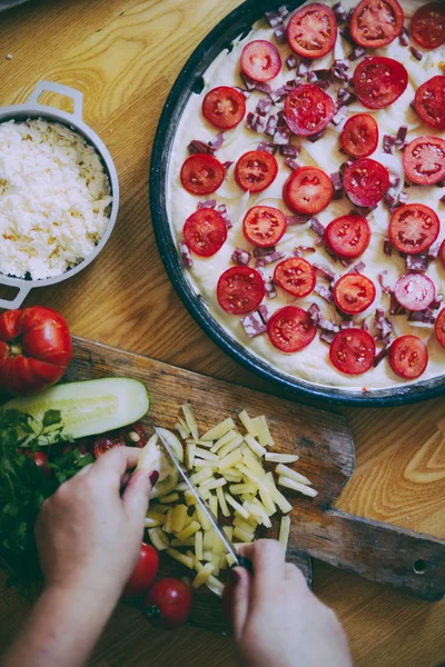  Mutfak eşyaları ve kayrak tabakta sebze Margherita pizza. Domates ve fesleğen tablo portre üzerinde taze pizza. 