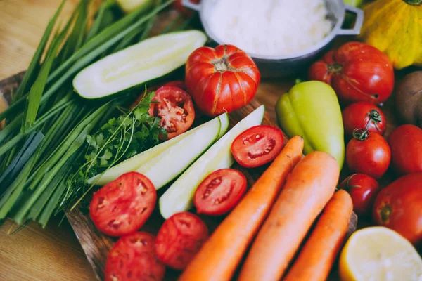 Fondo de verduras de colores. Diferentes verduras crudas backgr — Foto de Stock