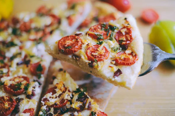  Mutfak eşyaları ve kayrak tabakta sebze Margherita pizza. Domates ve fesleğen tablo portre üzerinde taze pizza. 