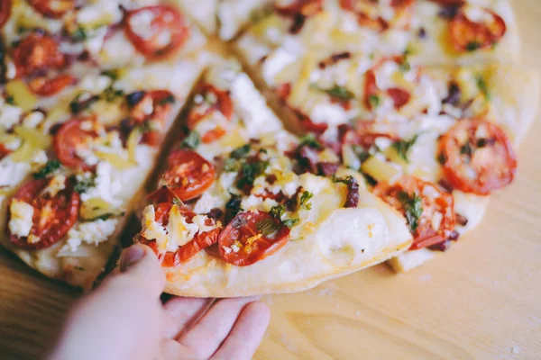  Mutfak eşyaları ve kayrak tabakta sebze Margherita pizza. Domates ve fesleğen tablo portre üzerinde taze pizza. 