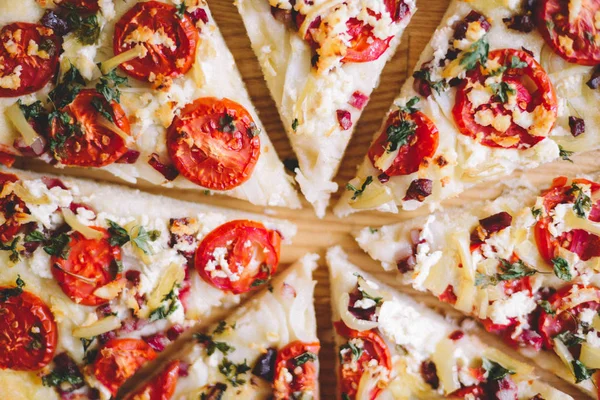  Mutfak eşyaları ve kayrak tabakta sebze Margherita pizza. Domates ve fesleğen tablo portre üzerinde taze pizza. 