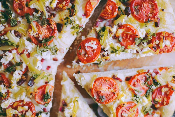  Mutfak eşyaları ve kayrak tabakta sebze Margherita pizza. Domates ve fesleğen tablo portre üzerinde taze pizza. 