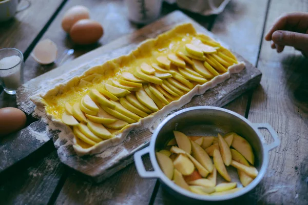 Frau kocht Apfelkuchen. Frau kocht Apfelkuchen. traditionelle de — Stockfoto