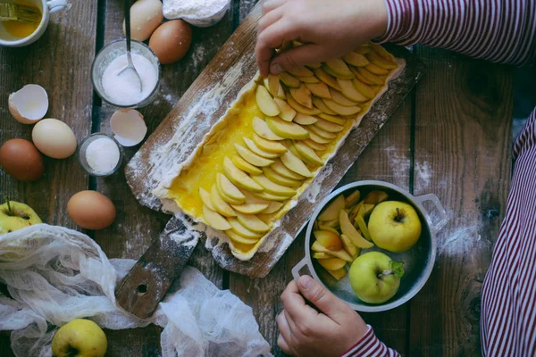 Женщина готовит яблочный пирог. Женщина готовит яблочный пирог. Traditional de — стоковое фото