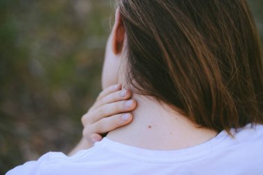 kadın yoga uygulamaları ve lotus pozisyonu üzerinde derin derin düşünür 