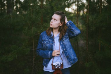 kadın el holding retro kamera. Genç hippi kız fotoğrafçı