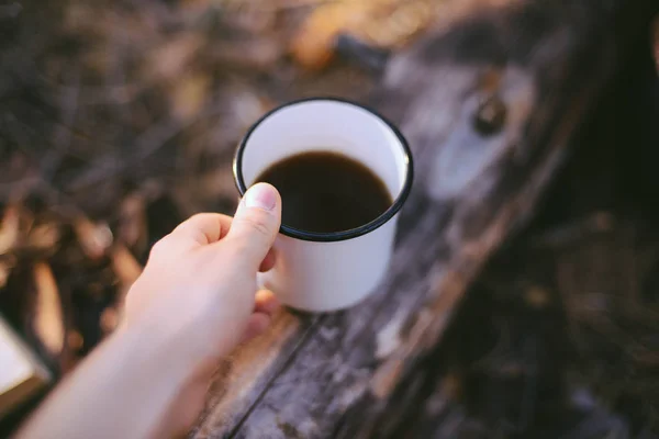 Le mani di viaggiatore di donna che tengono la tazza di tè all'aperto. Avventura , — Foto Stock