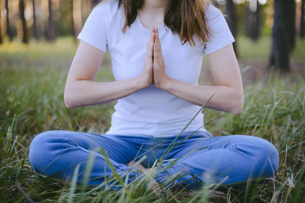 Жінка практикує йогу і медитує в позі лотоса на — стокове фото