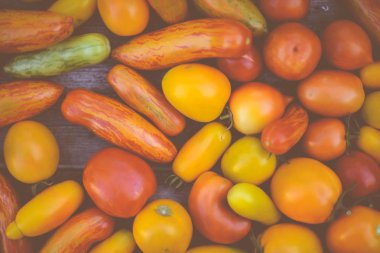 Ahşap zemin üzerinde taze, olgun domateslerin yakın çekimi