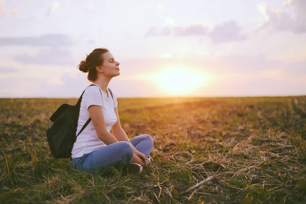 Ung kvinna avkopplande sommar solnedgång himlen utomhus. Personer freedo — Stockfoto