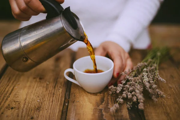 Season, drink and morning concept - close up of tea cup on woode — Stock Photo, Image