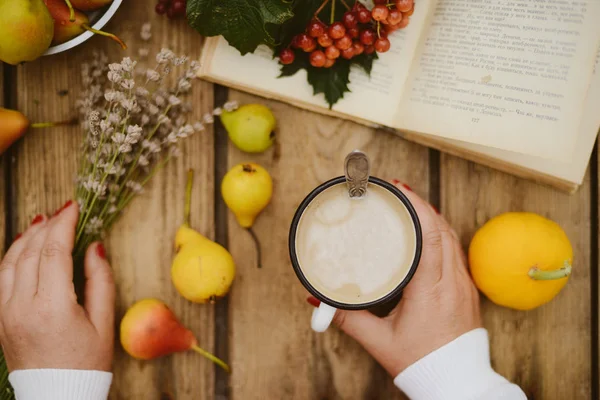 Sezon, napój i rano concept - zbliżenie z filiżanki herbaty na drewnianym tarasem — Zdjęcie stockowe