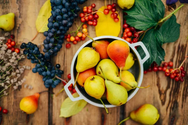 sezon, içki ve sabah kavramı - çay Kupası woode üzerinde kapat